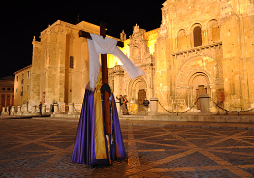 Cruz de Guía pasando por la Catedral